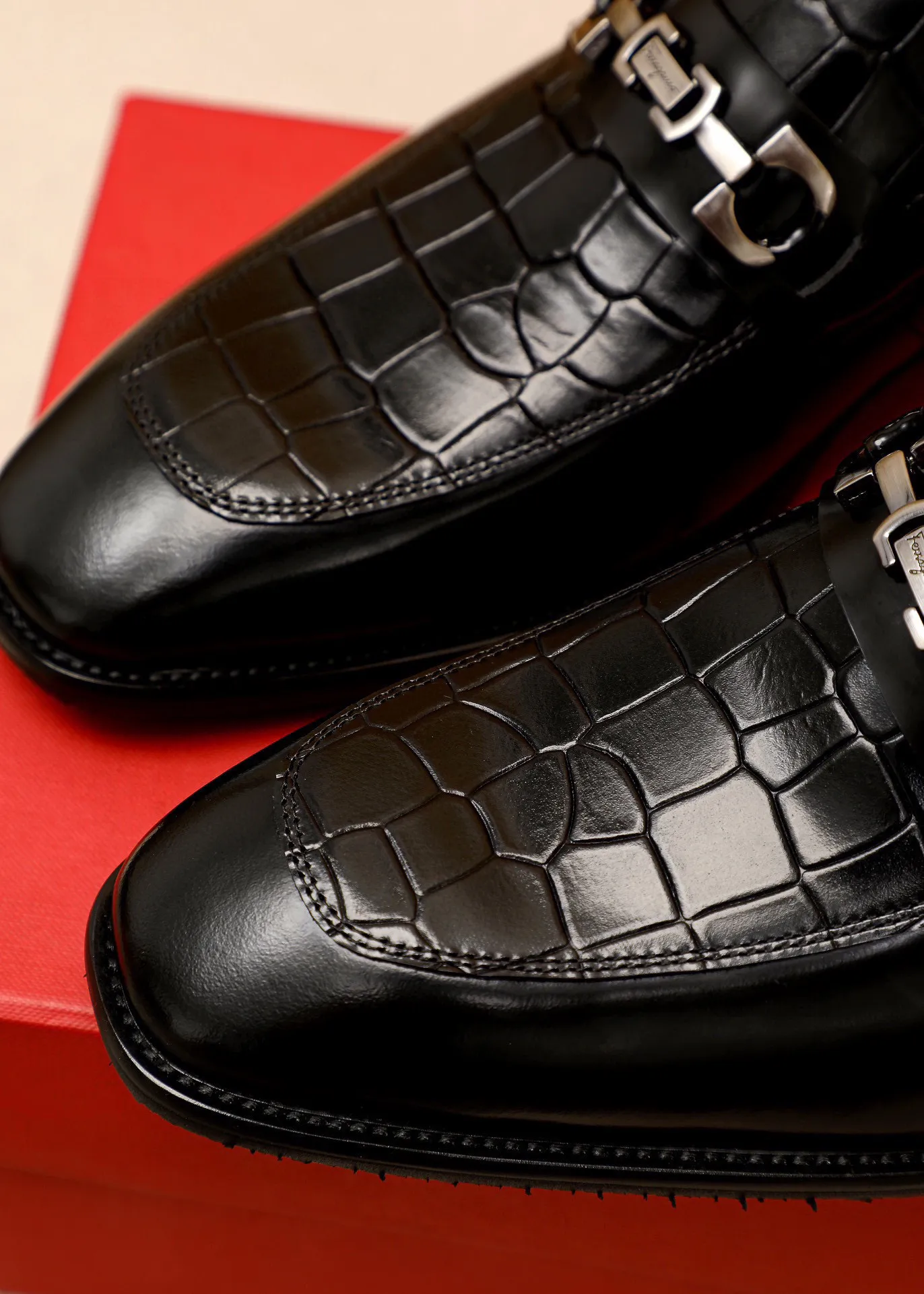 Men's shoes 💰460 💐 Product trademark: Ferragamo "Ferragamo" casual leather shoes Regular size: 38-44 (custom-made for 45🉑️) Product materials: Selected imported first-layer calfskin embossed upper + original hardware buckle, imported water-dyed cowhide leather lining. Strong three-dimensional visual effect, combined outsole Color: 1⃣️color optional